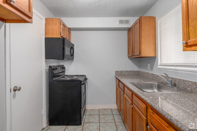 3 BD, 1.5BA 972SF - Kitchen