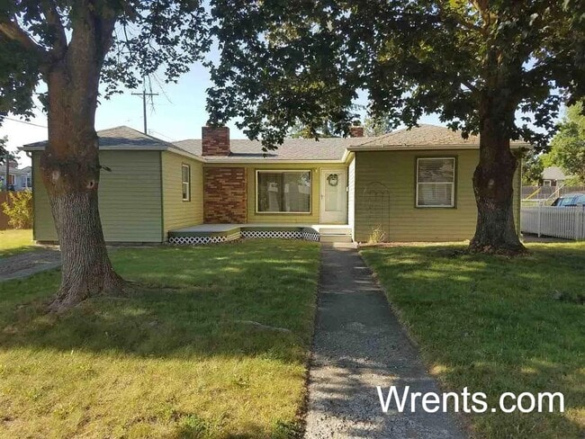 Building Photo - 3 Bedrooms | 1 Bathroom | Rancher with Lar...