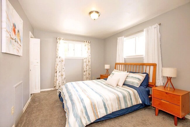 Photo - FULLY FURNISHED ACED 3 BED 1.5 BATH SINGLE...