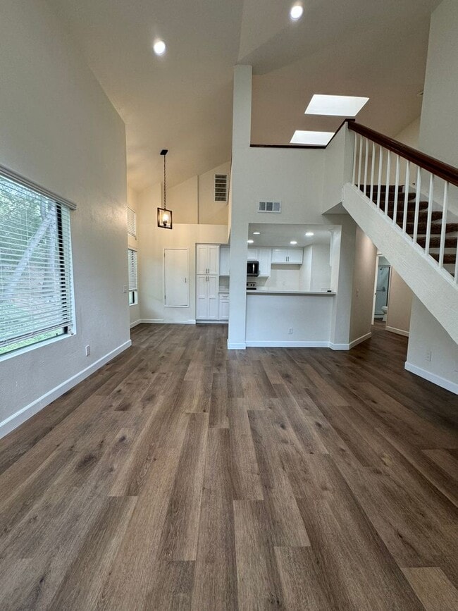 Modern 2 Bed, 2 Bath Condo with Loft in Or... - Modern 2 Bed, 2 Bath Condo with Loft in Or...