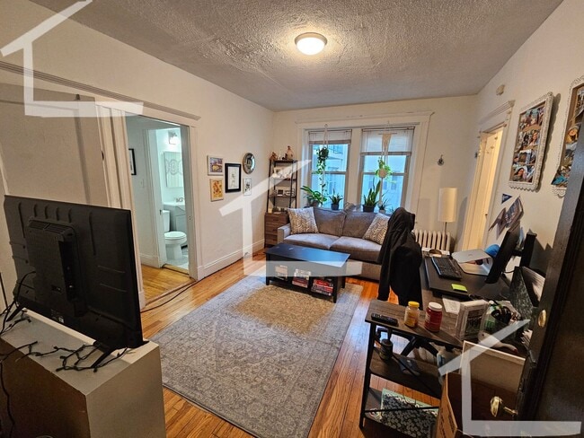 Photo - Newly Renovated 1 bed with living room and dining room!