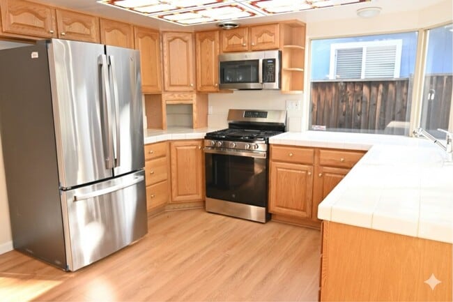 Photo - 4 bedroom 2 bathroom home near Kaiser Hospital!