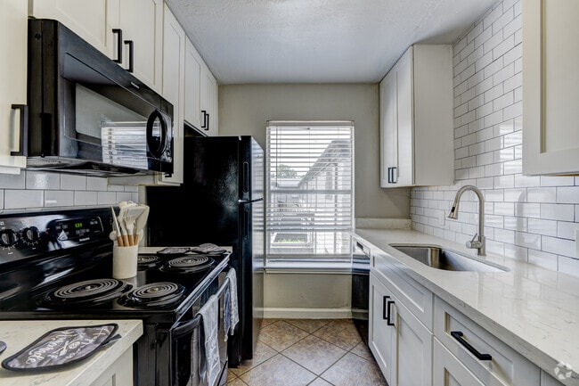 3BR, 2BA - 1,300SF - Kitchen