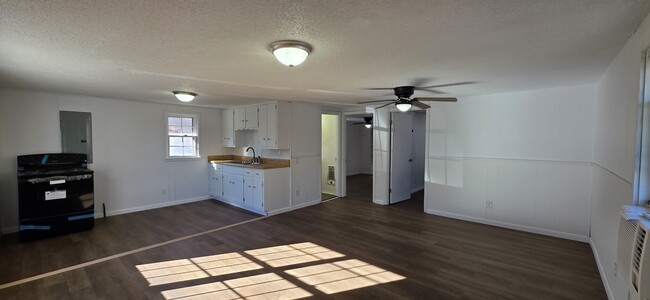 Photo - 1607 Warnke Rd NW