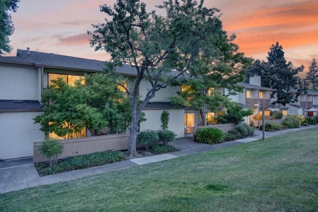 Building Photo - Move-In Ready 2BR/2.5BA in Desirable Sunset Park – Minutes to Downtown Walnut Creek!