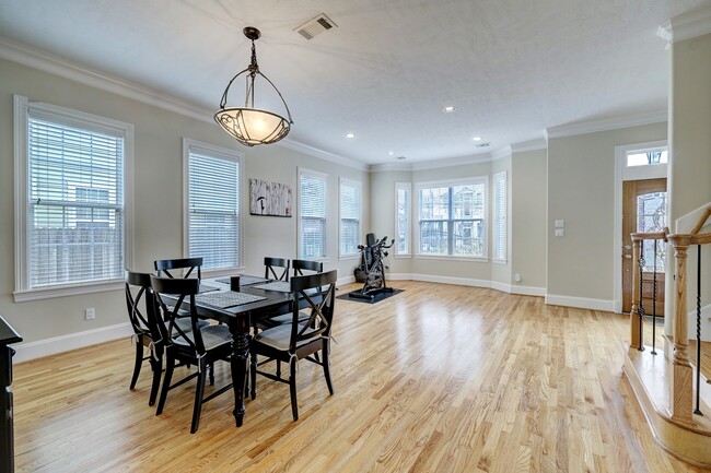 Photo - 848 W 25th St