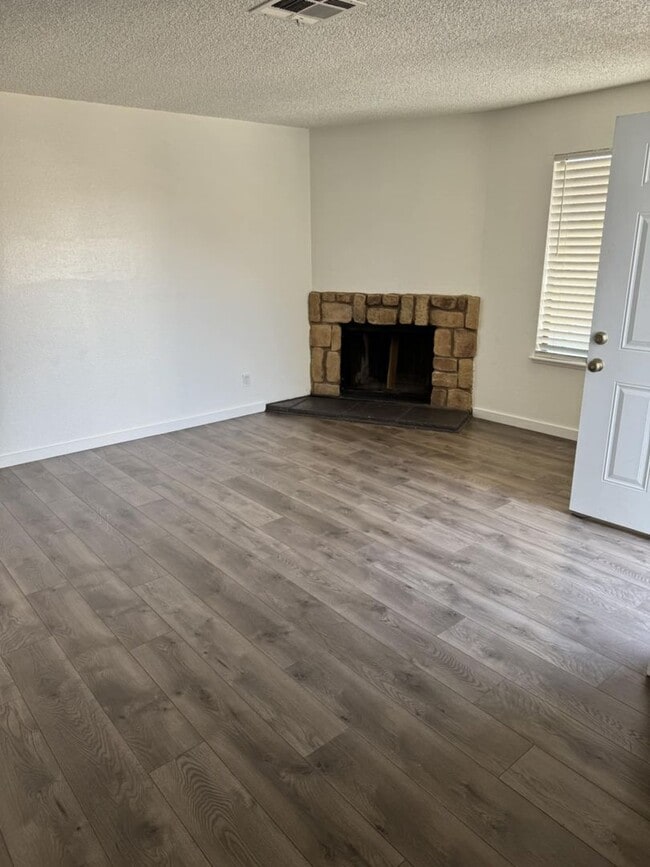 Building Photo - 2377 Exeter Dr Unit 3