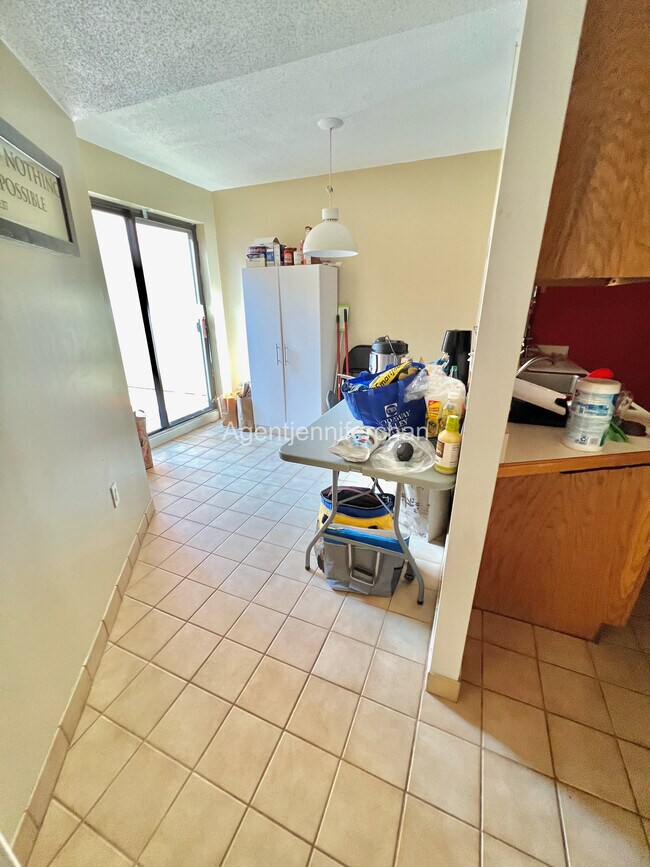 Photo - 147 Kelton St Unidad 715