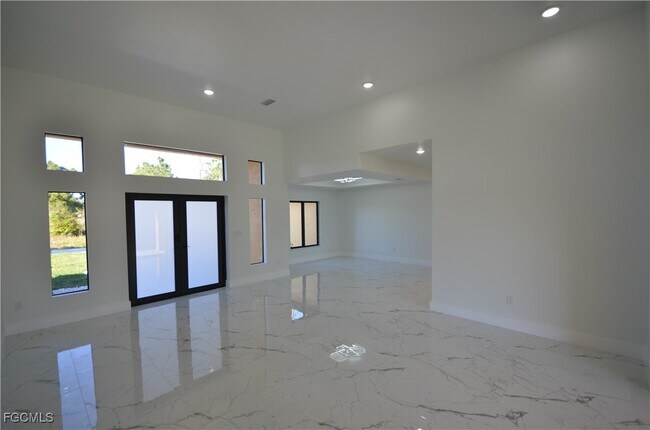 Photo - 1242 Hathor St E