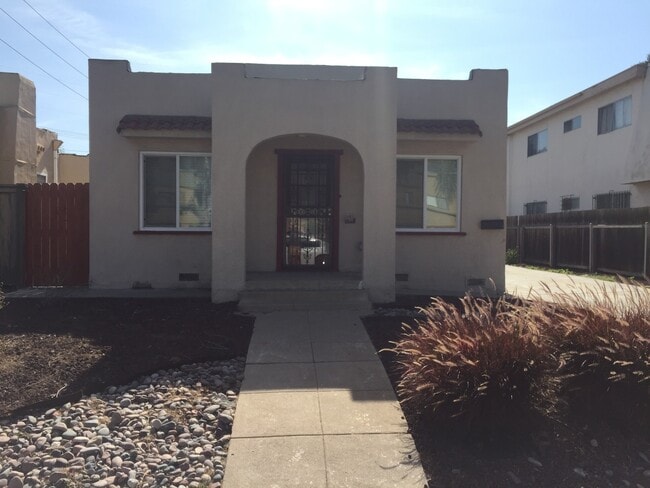 Building Photo - 33rd Duplex Unit 2/1 Front Spanish Style Home