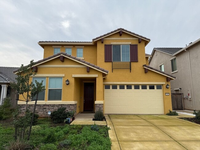 Building Photo - Lovely 4 Bedroom Home With Easy Landscaping And Beautiful Interior