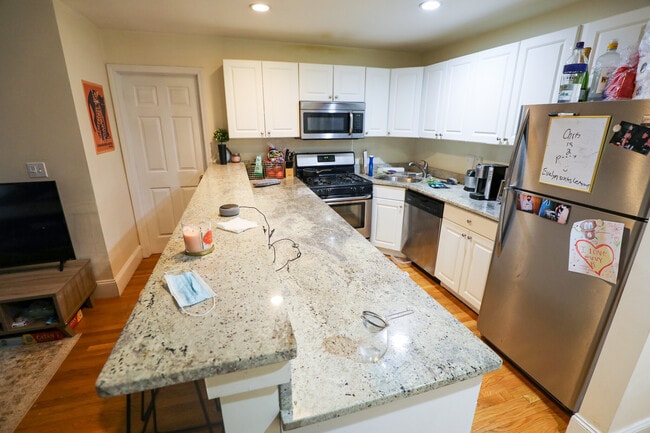 Building Photo - 315 Saint Paul St Unit 5