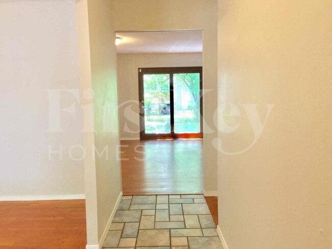 Photo - 2275 Glenoro Dr