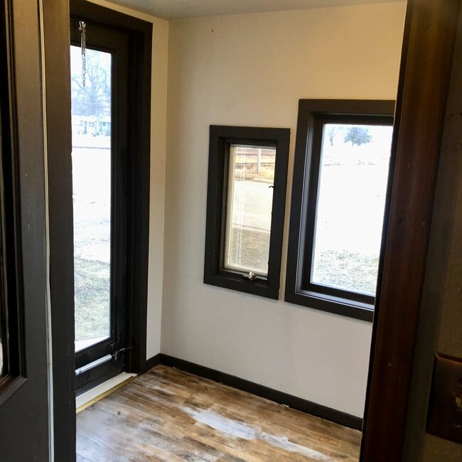 Photo - 722 6th Ave W