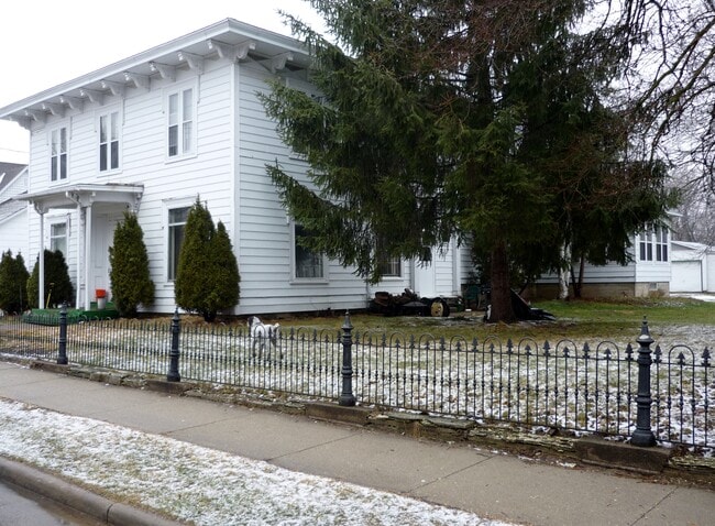 Building Photo - 611 N Water St Unit #4