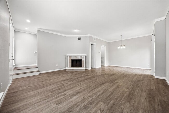 Building Photo - 2100 Tanglewilde St Unit 702