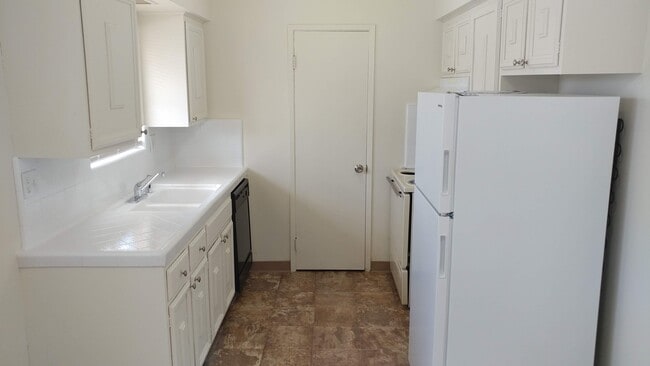 Photo - 2813-2819 N. West Ave 4-Plex - 611 Unidad **19 West - 406