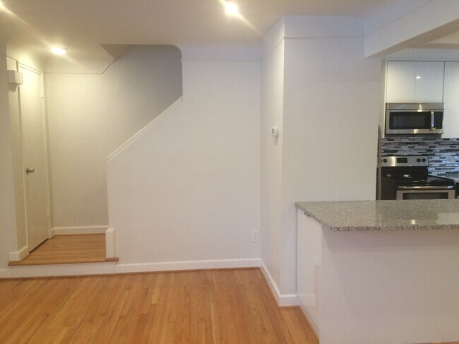 Photo - 911 N Adams Rd