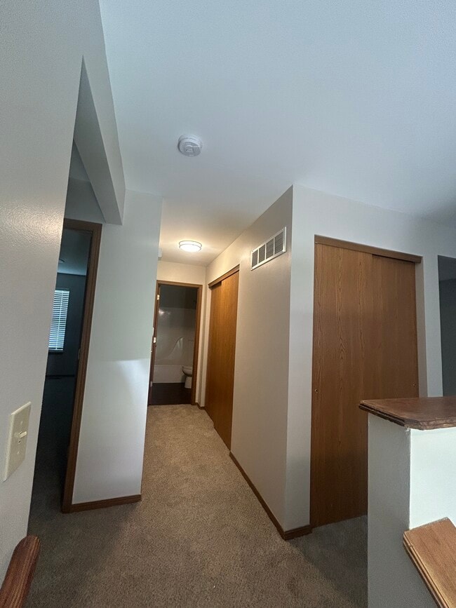 Photo - 555 Whitegate Dr