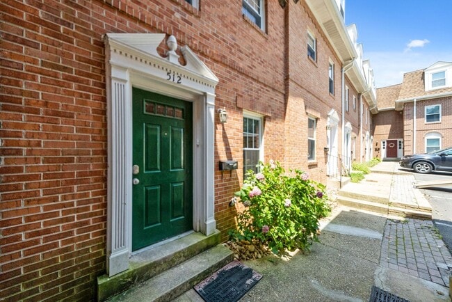 Building Photo - Updated // 3 Bedroom 2 Bathroom Condo // A...