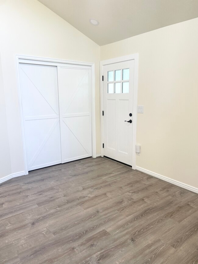 Entrada y sala de estar - 562 Pheasant Way Unidad #2