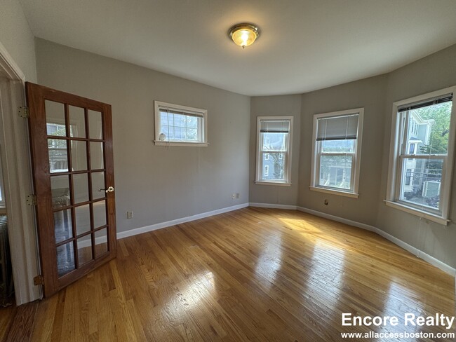 Building Photo - 23 Tufts St Unit 2M Rental