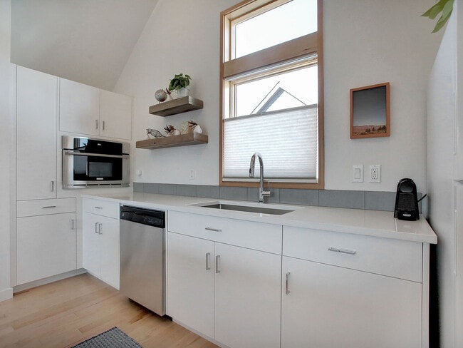 Photo - 2038 NE Morgan St