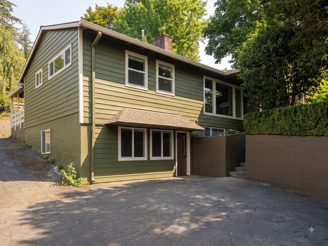Building Photo - 9938 SW Terwilliger Blvd Unit A - MAIN HOUSE