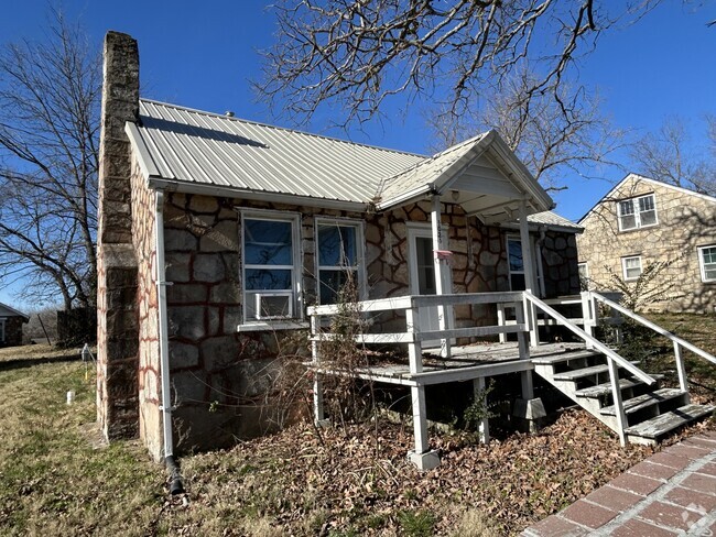 Building Photo - 1021 Saint Louis St Rental