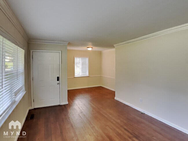 Photo - 742 Quaker St SW