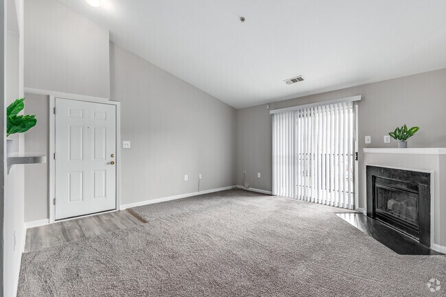 2BR, 2BA - 980SF con chimenea