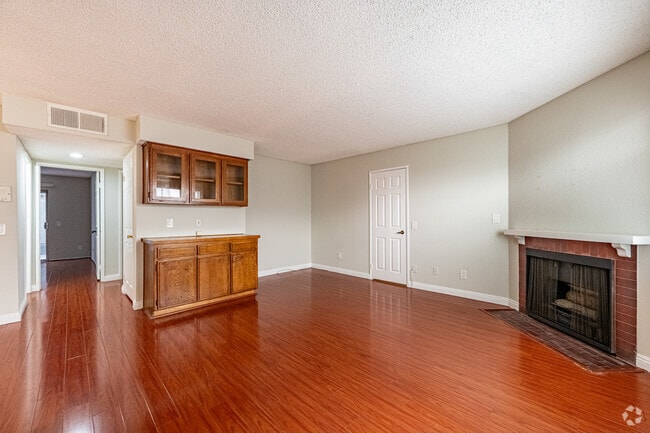 2BR, 2BA - 1,000SF - Living Room - 409 W Dryden St