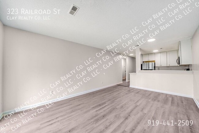Photo - 323 Railroad St