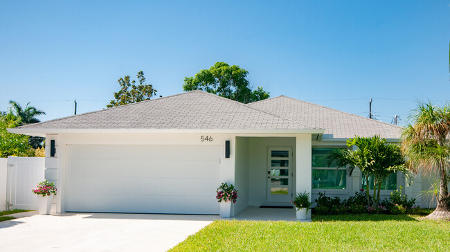 Modern Beach House - 546 102nd Ave N Casa