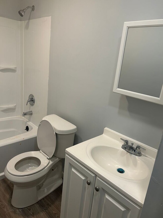 Photo - 2 bedroom Apartment Lakeshore/E. 185 Unit 1