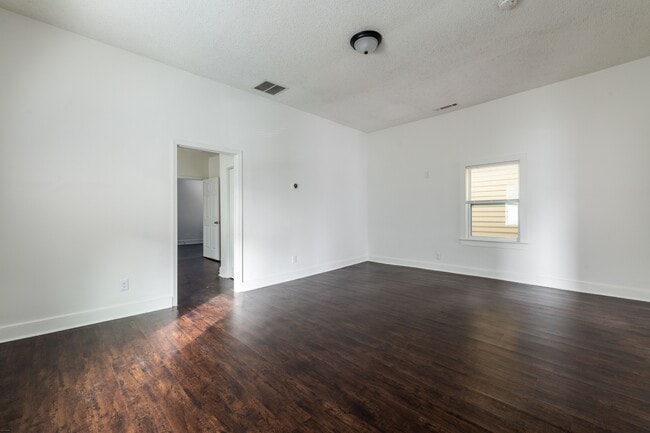 Photo - 679 Terry St SE