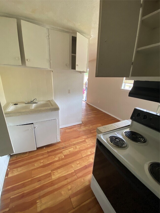 Photo - 5610 Royal Palms St