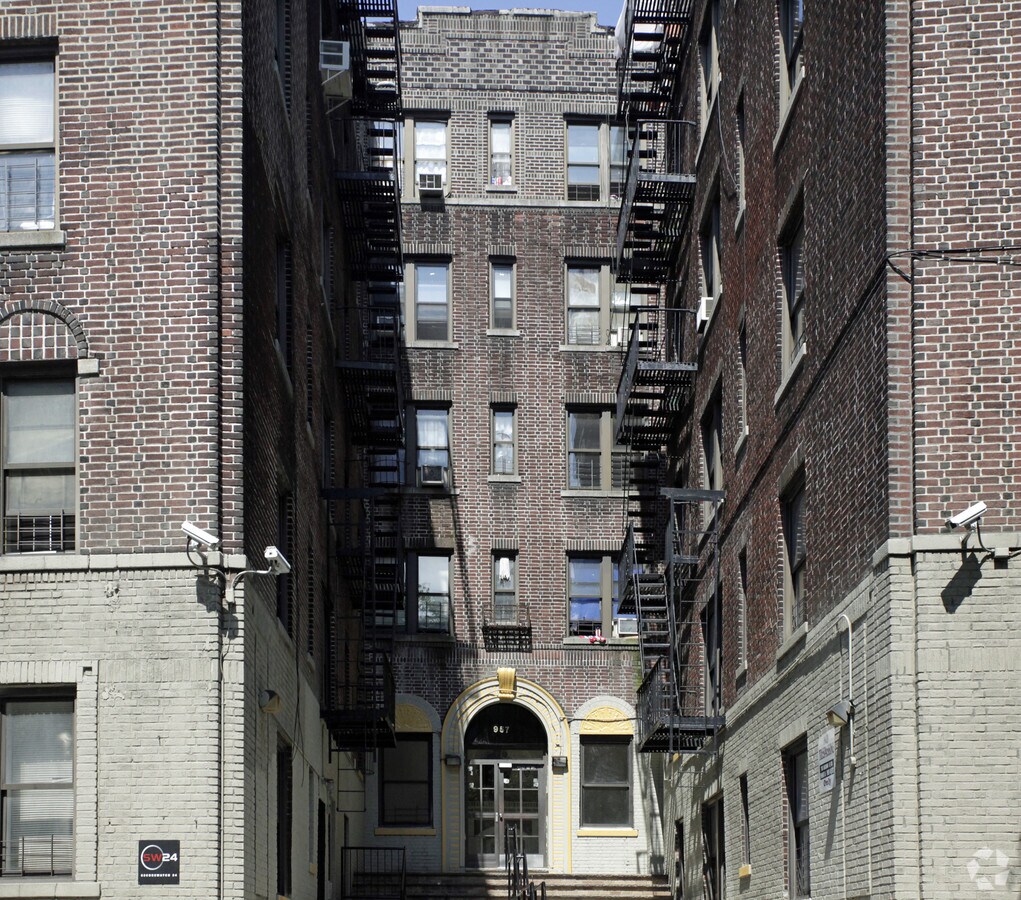 Photo - 957-963 Woodycrest Ave
