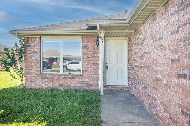 Building Photo - 402 E Southern Trace Dr Rental