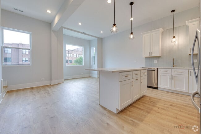 Building Photo - 1746 N California Ave Unit 2 Rental