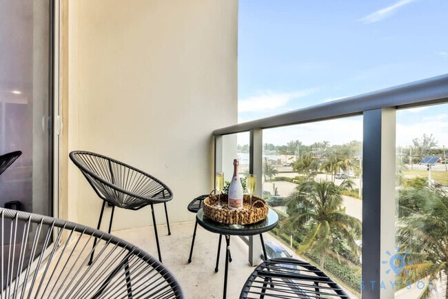 Building Photo - 777 N Ocean Dr Rental