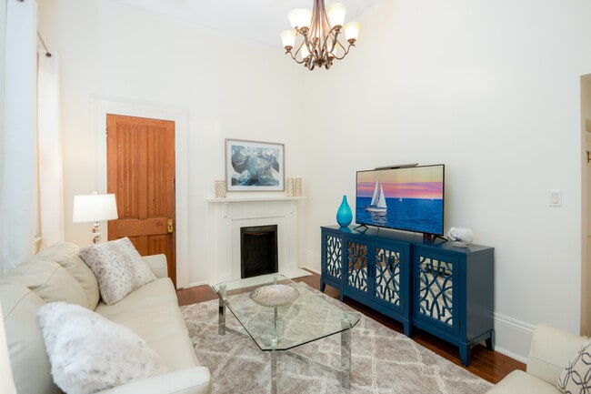 Living room - 4221 Prytania St Unit 4