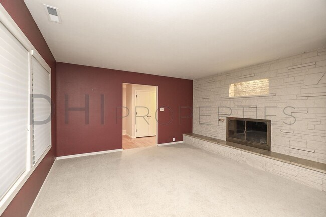 Photo - SPACIOUS MIDCENTURY HOME IN LONGVIEW'S CASCADE WAY NEIGHBORHOOD FOR RENT