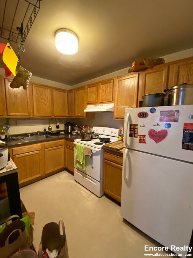 Building Photo - 310 Tappan St Unit 9