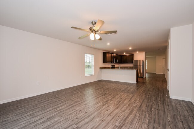 Photo - 885 Youngreen Dr