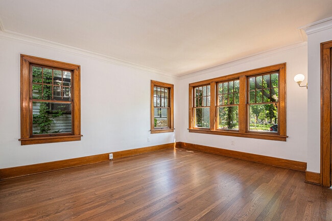 Photo - 719 Fulton St E