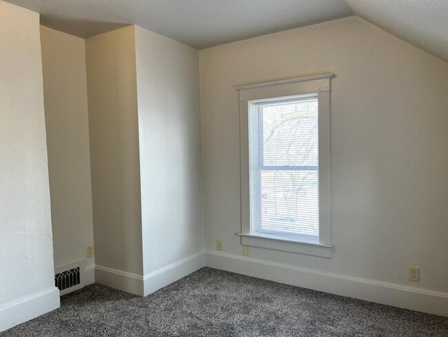 Photo - 415 W 4th St