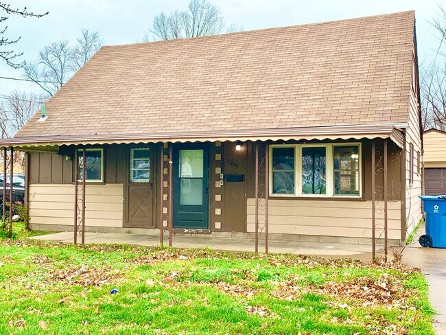 3 Bedroom Bungalow--Fenced-In Yard - 3 Bedroom Bungalow--Fenced-In Yard House