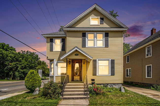 Building Photo - 1403 S Burdick St Rental