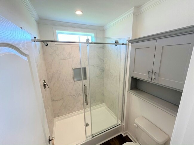 Photo - 5620 Woodford St